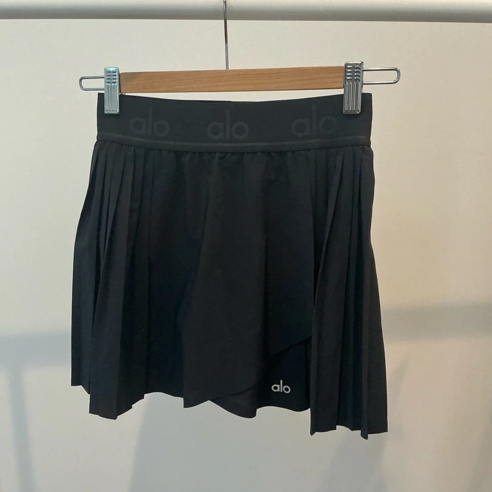 ALO Yoga Charcoal Pleated Mini Skirt